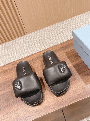 p直销 女鞋 女装 P直销Prada 普拉达 新款面包拖鞋 超级柔软舒适单品 鞋面和内里 都采用做面用的绵羊皮，整个水台包裹绵羊皮看似简单，比较费料内里三层海绵