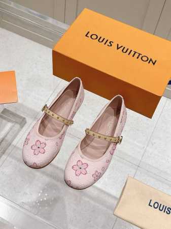 Louis Vuitton 路易威登春夏 村上隆 联名玛丽珍时装平底芭蕾舞鞋 春夏秀场出镜超多名模上脚 简约大方非常百搭 鞋面采用原版牛皮，Lv彩色老花标识点缀 - 点击图像关闭