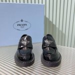 PRADA 普拉达三角牌复古乐福鞋 这款鞋面搭配三角牌金属扣，中和了整个鞋子的气质，完全不会特别正式或者老气，有点俏皮感觉但完全不会甜腻 质感非常的好 鞋面：进