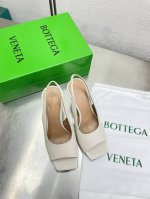 Bv Knot系列金属跟后空鱼嘴凉鞋 米白 这款方头拖鞋简直Bv最新天花板啦 5彩色百搭 金属麻花跟 为了稳固耐穿特意采用特殊工艺 消除心理阴影 耐穿舒适 性感