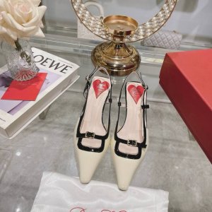 出厂 Roger Vivier 25新款Rv女鞋迷你饰扣后空凉鞋漆皮后袢带高跟鞋 迷你饰扣漆皮后袢带高跟鞋本款高跟鞋以闪亮漆皮制成 糅合众多品牌标志性元素 从品
