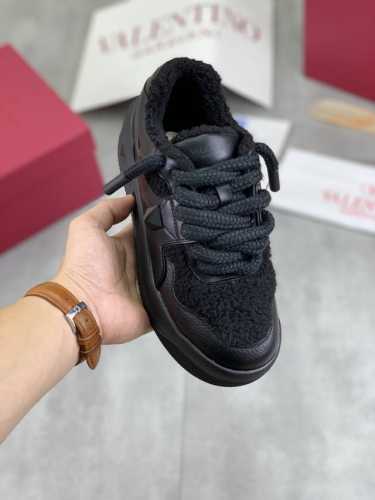 工厂价 高品质 羊毛内里 华伦天奴 Valentino 2025早秋新款星星鞋上线啦！王鹤棣任嘉伦好多明星都穿过，谁能拒绝和王鹤棣同款情侣鞋呢！星星直戳我心设计