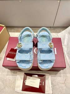 gucci 25新款厚底沙滩凉鞋 这款凉鞋缀饰备受喜爱的双G造型配件，为整个设计注入一抹低调的品牌标识魅力，与魔术粘带的多功能性相得益彰。 面料Gg帆布 金色五
