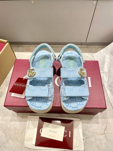 gucci 25新款厚底沙滩凉鞋 这款凉鞋缀饰备受喜爱的双G造型配件，为整个设计注入一抹低调的品牌标识魅力，与魔术粘带的多功能性相得益彰。 面料Gg帆布 金色五