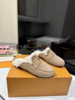 顶级版本 路易威登lv louis vuott on fw24 new arrival～秋冬最新款毛毛拖鞋～ 这双毛拖也是好好看！皮质的就是非常高级呀！！搭配