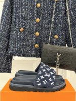 厂价 l*V驴牌25Ss新品情侣款老花懒人 面包厚底拖鞋 这款真的人有钱人的拖鞋啊 一看就很贵 而且不撞款 呆萌的面包鞋型 对脚宽的宝宝很友好 双排扣设计超级修