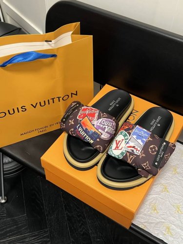 橙子出厂价p louis Vuitton 路易威登 Lv新款个性印花魔术贴拖鞋 平底凉拖 情侣款 码数 35-45
