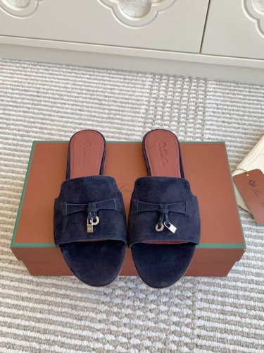 平底 粗跟 代购级 Loro piana Summer Charms Ser LP女士凉鞋拖鞋产品详情：这款绒面羊皮革凉鞋搭配饰有Loro Piana My C