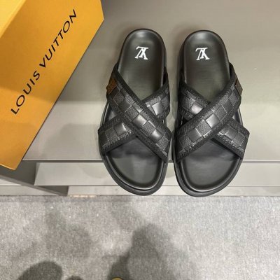 码数38-46 L.V 驴家高端男士夏季拖鞋， 经典老花系列，一字带宽松设计，别致的色彩拼接效果，个性鲜明，时尚潮流穿搭必备款式，轻盈舒适。轻质韧性橡胶内底，微