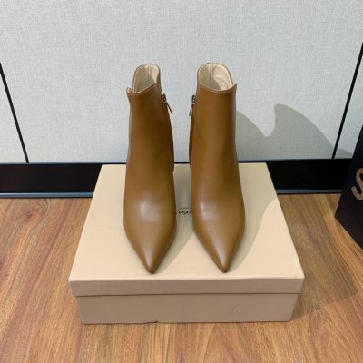 Gianvit* Ross* 尖头高跟短靴。精致的鞋楦，款式时尚。女人味十足。非常值得推荐给你们 材质：鞋面1羊京2羊皮。羊皮内里及垫脚，真皮大底。跟高8.5c