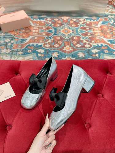 Miu Miu 缪缪 25 早春新品 专柜主打最新走秀款 复古玛丽珍粗跟单鞋缪家高货 顶级工艺打造精品质感 无敌舒适 绝对是一见钟情款！时尚百搭，人手必备！鞋面