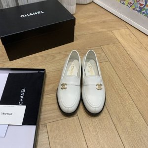chane* ｜小香经典拼色双C 乐福鞋单鞋 乐福鞋爱好者绝不能错过 这款气质上更中性帅气几分 线条感很足 鞋面采用进口小牛皮 内里垫脚采用丝绸羊皮 意大利进口