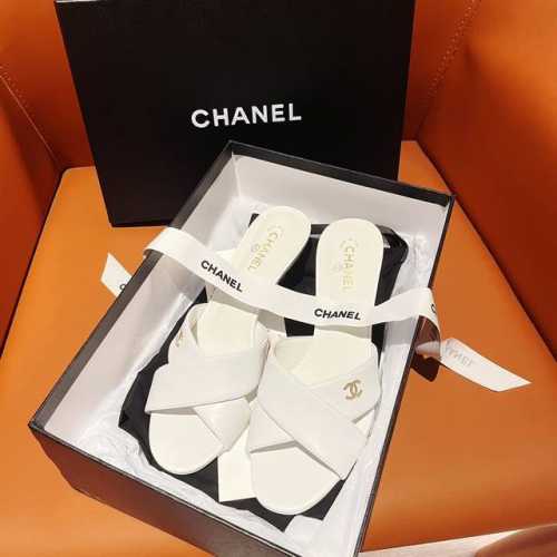 工厂直销 Chanel香奈儿交叉脚环双C金属珍珠中跟拖鞋凉鞋 很经典百搭的设计 无论什么场合都可以完美Hold住 任何身高都能驾驭的高度 且不失气场和魅力 特色