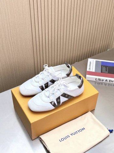 顶级版本 lv Sneakerina运动鞋 巧妙融合了运动鞋与现代芭蕾平底鞋这两种碰撞元素 兼具功能性与时尚感 Lv Sneakerina以流畅线条 定义轻盈与