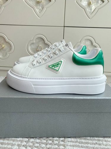 prada 普拉达 25Ss新款情侣休闲厚底小白鞋运动鞋 p家时尚小白鞋 重版推出 高品质出货 优雅大方 上脚舒适 超级经典 上脚超轻超级舒适 面料丝稠牛皮 内
