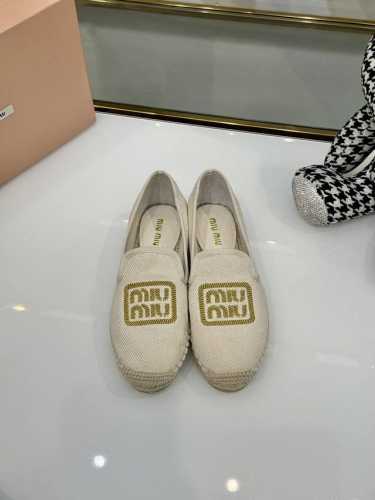 缪缪 miumiu 2024新款休闲鞋渔夫鞋草编鞋配有草编内底经柔软的织物面料，材质重释的版型饰以字母徽标呈现传统与现代格调的上佳融合。混搭理念渗透于miumi