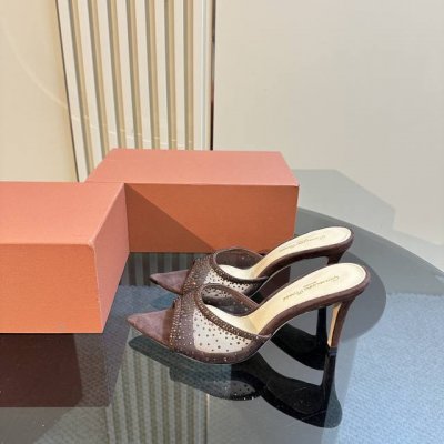 gianvito rossi 2024 新款拖鞋顶级版本，代购品质！施华洛奇水钻尖头高跟拖鞋，宛如从童话中走来的仙履。施华洛奇水钻璀璨耀眼，如同繁星点点镶嵌其上