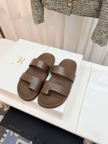 工厂p价 女装女鞋 运动原单 The Row 25Ss 春夏新款简易皱面简易平底 夹脚拖鞋！ Therow一贯的极简风格 干净利落的版面设计 没有任何装饰 仅以