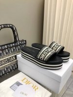 新品厚底Eva底拖鞋 _________________________以灵动活力，尽展本季时尚格调！木饰洁构更添摩登风采+经典品牌标识装饰，一展精致的品牌时尚