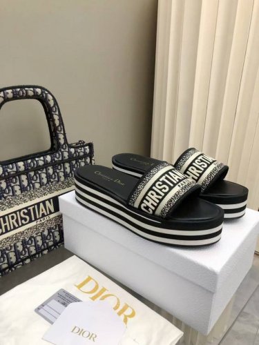 新品厚底Eva底拖鞋 _________________________以灵动活力，尽展本季时尚格调！木饰洁构更添摩登风采+经典品牌标识装饰，一展精致的品牌时尚