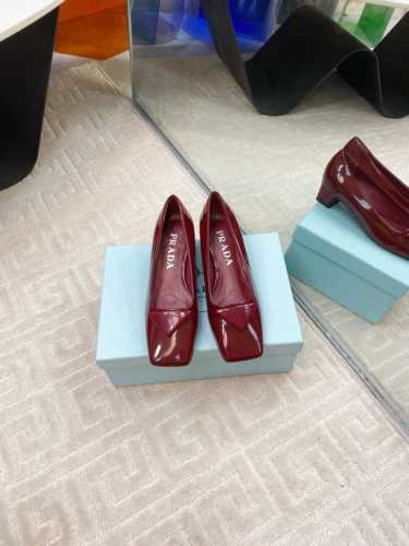 Prada 普拉达 25Ss 春夏新款 粗跟 方头 单鞋 凉鞋 简单的设计大概就是它最让人喜欢的点 不是烂大街的那种 很有自己的品牌个性 面料采用小牛漆皮 内里
