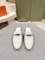 爱马仕Herme*Ssnew Arrival～莞产高定品质！全胎牛皮穆勒拖！柳钉版！ H家圆头造型的穆勒拖 还是第一款，上脚包裹感更强，走路更跟脚牛皮面，内里羊