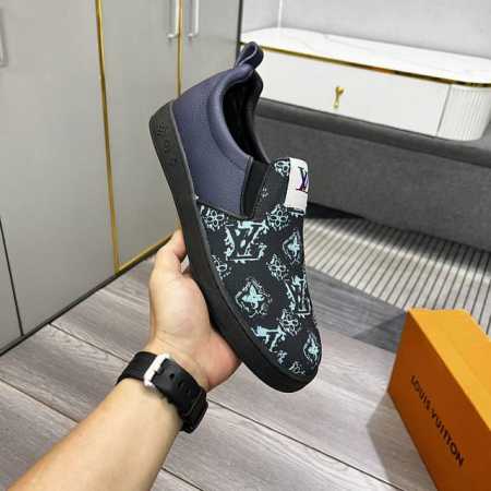 出厂价 Lv最新款休闲套脚鞋 休闲时尚爆款， 版型简洁大气， 面料采用进口牛皮配布，羊皮内里，原版耐磨橡胶大底，独家新款，实物拍摄，两色可选，码数：38-44， - 点击图像关闭
