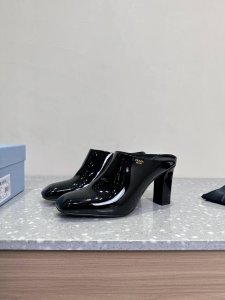 PRADA 普拉达 25ss早春新款 经典高跟 三角标单鞋 半拖简单的设计大概就是它最让人喜欢的点不是烂大街的那种 很有自己的品牌个性面料：采用原版牛漆皮内里垫