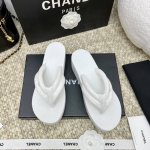 出厂 顶级品质Chanel 香奈儿25春夏小香新款坡跟夹脚人字拖鞋 限量原版第一时间购入定制 全部材料1 1定制 这一系列这真的是绝了怎么会这么美毛呢鞋面好有质