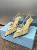 工厂p价p prada 2025 春夏走秀新款高跟尖头后空女鞋 普拉达标志性字母Logo三角标徽章扣果冻色细跟拼色凉鞋 材质:鞋面进口开边珠牛皮 透气网眼科技面