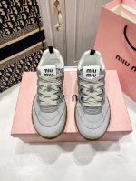 出厂： Miumiu 2025春夏新款德训鞋火火来袭上脚舒适度拉满 好看好穿又轻便 随意搭配 筒约又高级，大胆前卫的设计，Miu Miu风格融于此款厚底帆布运动