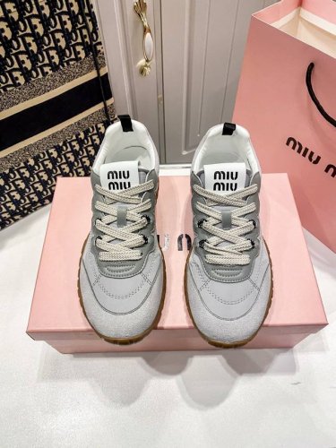 出厂： Miumiu 2025春夏新款德训鞋火火来袭上脚舒适度拉满 好看好穿又轻便 随意搭配 筒约又高级，大胆前卫的设计，Miu Miu风格融于此款厚底帆布运动