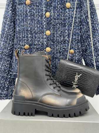 厂价布面 皮面 Balenciaga｜巴黎世家经典 秋冬厚底情侣款马丁靴靴 网红最爱款 也是搭配利器 上脚小腿非常显瘦又显腿长 鞋面采用开边珠牛皮 小牛皮 内里 - 点击图像关闭