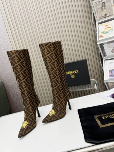 Versace&Fendi 世纪联名之作 面料：原版FF字母组合花布 内里：进口混种羊皮 鞋垫：进口混种羊皮 配饰：原版美杜莎金属扣 尺码：35－42 出厂价