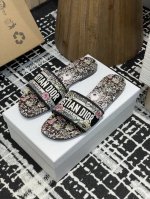 平底 -高跟210-25ss夏季新款Dior Dway粗跟电绣一字凉拖鞋2025最新配色这款 Dway 带跟凉拖是一款历久弥新的经典单品，饰以彼得罗 鲁福 Pi