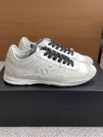 Chanel 香奈儿 25ss早春新品 德训鞋 休闲鞋 流水的时尚铁打的小白鞋 简单耐看 很有质感颜值超高 精简凸显的双C大Logo 高级感满满很轻很软乎 脚感