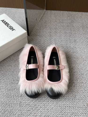 Ugg X Ambush 小众潮牌 25Ss春夏联名爆款 毛毛玛丽珍 单鞋 很特别的设计！玛丽珍款只是外面有毛毛！然后扣子是爱心的！ 带子穿拖很方便！是扣子的！