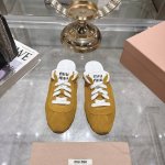 出厂 Miu Mi* 25Ss早春新款德训包头拖鞋 官网同步高版本！原版牛皮面料搭配精致芽边，每一寸皮质都透着低调的奢华感，穿上就是 不刻意的高级 。 可调节绑