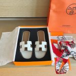 hermèS 包装升级，版型做工材料升级。 Hermes纯手工鞋 产品爱马仕拖鞋 早春新款原版一样， 师傅级纯手工打造 ！高端定制，独家产品，行业采用：Herm