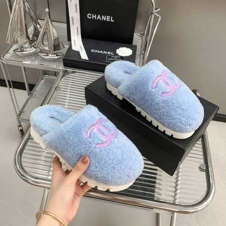 出厂价 CHANE*小香 24 新款毛毛拖鞋真的太可爱啦 柔软蓬松的毛毛 舒服暖脚！ 秋冬搭配子休闲又慵懒 上脚真的好看又时髦！美腻美爆了！ 进口羊毛 手感细腻 - 点击图像关闭