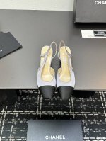 chane+L 经典Slingback 小香后空凉鞋 就像Coco香奈儿女士说的：流行稍纵即逝，但风格永存！这双后空鞋就是香家经典中的经典！双色搭配，简约精致，
