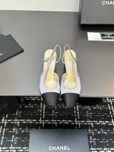 chane+L 经典Slingback 小香后空凉鞋 就像Coco香奈儿女士说的：流行稍纵即逝，但风格永存！这双后空鞋就是香家经典中的经典！双色搭配，简约精致，