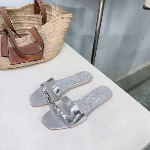 高品质出厂 ！小众潮牌Tory Burch25春夏秀款五金扣小坡跟平底拖鞋！可盐可甜！就很有当代的复古那味儿～～ 既舒适又有玛丽珍的时髦俏皮 脚感是你们想不到的