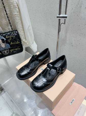 Miumiu缪缪 秋冬新款英伦风 玛丽珍 乐福鞋 Miumiu秀场 复古风独一无二的来自Miu Miu系列的细节特写 新季的潮流要素一 适当 面料：进口原版进口 - 点击图像关闭
