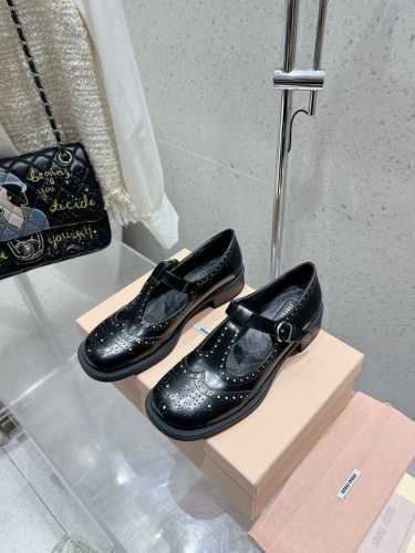 Miumiu缪缪 秋冬新款英伦风 玛丽珍 乐福鞋 Miumiu秀场 复古风独一无二的来自Miu Miu系列的细节特写 新季的潮流要素一 适当 面料：进口原版进口