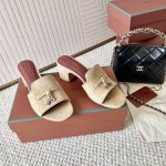 平底 粗跟 代购级 Loro piana Summer Charms Ser LP女士凉鞋拖鞋这款绒面羊皮革凉鞋搭配饰有Loro Piana My Charms