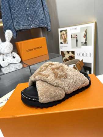 出厂价 高端品质LV。第二代毛拖 春夏最火羊毛拖、爆款来袭、现货发售 顶级 品质、完美细节、市场最高版本、你值 拥 原版高密度防滑加厚发泡大底pu水台 进口皮毛 - 点击图像关闭