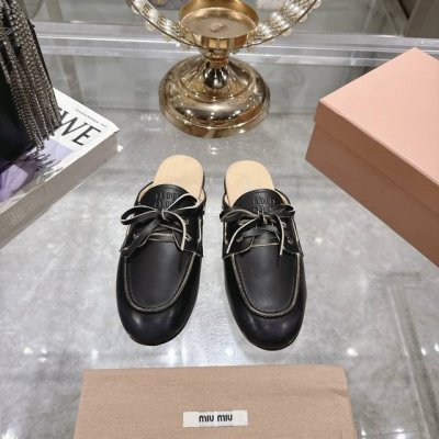 出厂 Miu Miu 擦色系带鸡眼平底拖鞋缪缪Miumiu 走秀新款 复古豆豆拖鞋复 时尚 简约高级 随意搭配 上脚非常舒适年度必入款！超级重工 每一双都是独一