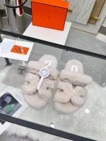 顶级版｜养人 泰迪二舅毛拖 秋冬色系配色奶白色的毛毛 显得也太温暖了吧 每个颜色都好喜欢 超显白 时髦精的冬天怎么能少的了二舅拖呢 短短的隆丰羊羔毛 版型贴合脚