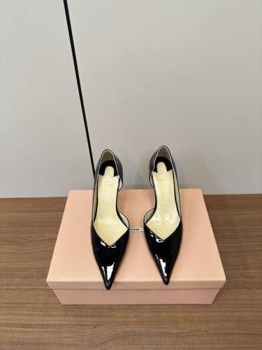 ChristianLouboutin路铂廷 CL红底鞋‖ 手工制作，精致工艺收藏级作品非常精致 太美了太美了太美了 细高跟时装凉鞋 根本抵抗不了 性感女神 释放